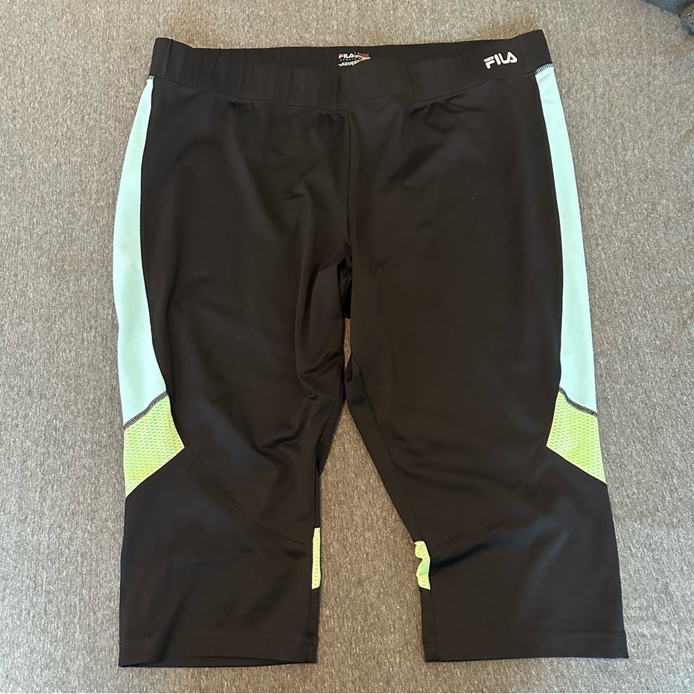NWOT Women’s Cropped Leggings Running Capris